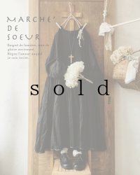 MARCHE' DE SOEUR/ちいさなコサージュ付きパフ袖ワンピース・黒