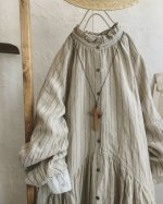 画像2: MARCHE' DE SOEUR／アンのフリル襟ワンピースfrom armoire・生成りストライプ (2)