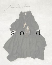 MARCHE' DE SOEUR／シャーリングパフ袖の教会ワンピース・ブラック