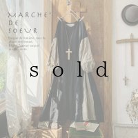 MARCHE' DE SOEUR／ギャザースリットワンピース・アンティークグレージュ袖×ブラック