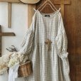 画像2: mifumi／ドロップショルダーボリュームpuffワンピース・生成×白ギンガム (2)