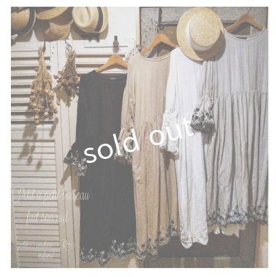 画像8: mifumi/Wトロンのワンピース・グレーに黒花