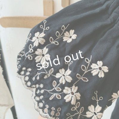 画像4: mifumi／Wトロンのワンピース・黒に生成り花