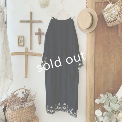 画像6: mifumi／Wトロンのワンピース・黒に生成り花