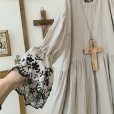 画像2: mifumi／Wトロンのワンピース・グレーに黒花 (2)