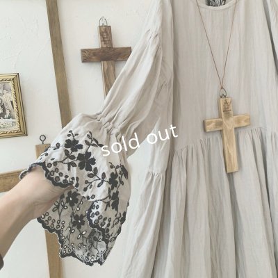 画像2: mifumi／Wトロンのワンピース・グレーに黒花