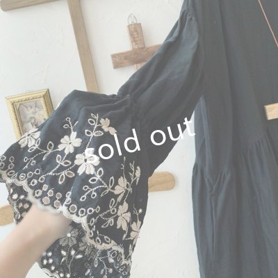 画像3: mifumi／Wトロンのワンピース・黒に生成り花