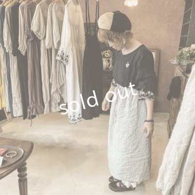 画像9: mifumi/Wトロンのワンピース・グレーに黒花