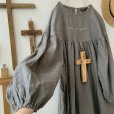 画像2: mifumi／アトリエ刺繍ポワンヨークワンピース・濃灰 (2)