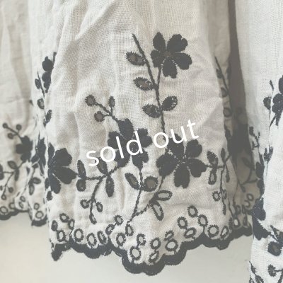 画像4: mifumi/Wトロンのワンピース・グレーに黒花