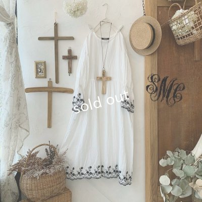画像1: mifumi／Wトロンのワンピース・白に黒花