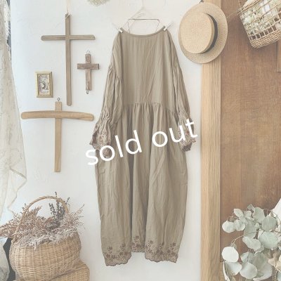 画像5: mifumi/Wトロンのワンピース・カーキに茶花