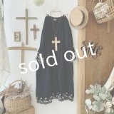 mifumi／Wトロンのワンピース・黒に生成り花