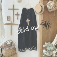 mifumi／Wトロンのワンピース・黒に生成り花