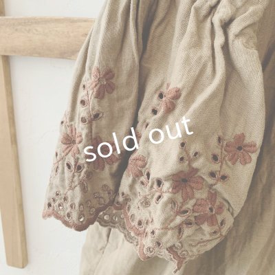 画像4: mifumi/Wトロンのワンピース・カーキに茶花