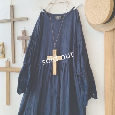 画像2: mifumi／Wトロンのワンピース・ネイビーベル刺繍