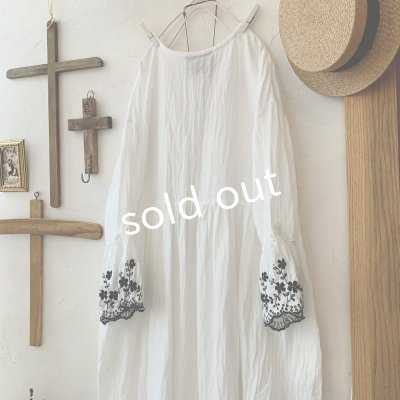 画像6: mifumi／Wトロンのワンピース・白に黒花