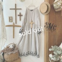 mifumi／Wトロンのワンピース・グレーに黒花