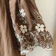画像3: mifumi／Wトロンのワンピース・茶に生成り花