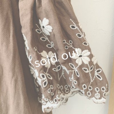 画像3: mifumi／Wトロンのワンピース・茶に生成り花