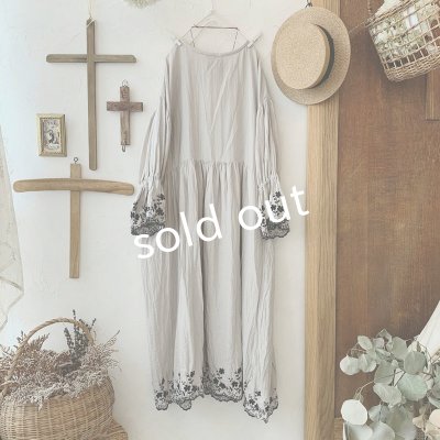 画像5: mifumi/Wトロンのワンピース・グレーに黒花