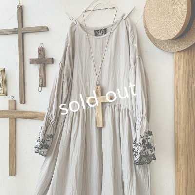 画像3: mifumi/Wトロンのワンピース・グレーに黒花