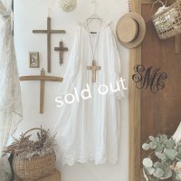 mifumi／Wトロンのワンピース・白ベル刺繍
