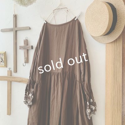 画像6: mifumi／Wトロンのワンピース・茶に生成り花