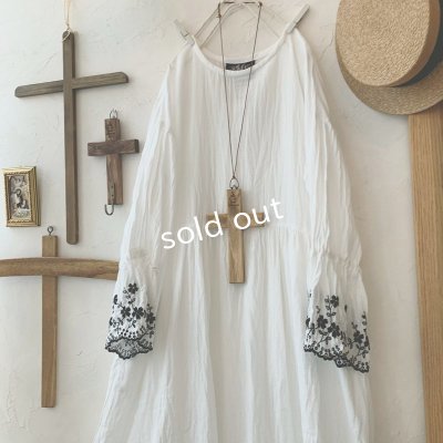 画像2: mifumi／Wトロンのワンピース・白に黒花