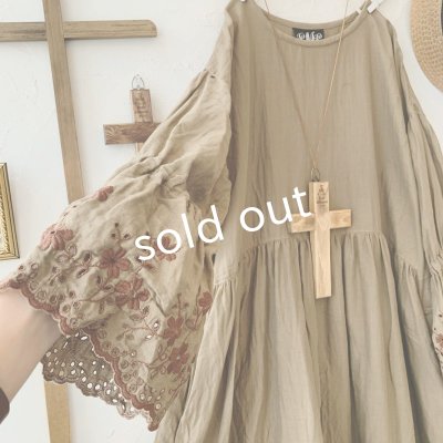 画像3: mifumi/Wトロンのワンピース・カーキに茶花