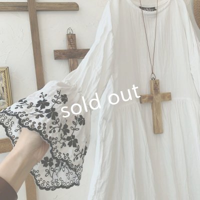 画像4: mifumi／Wトロンのワンピース・白に黒花