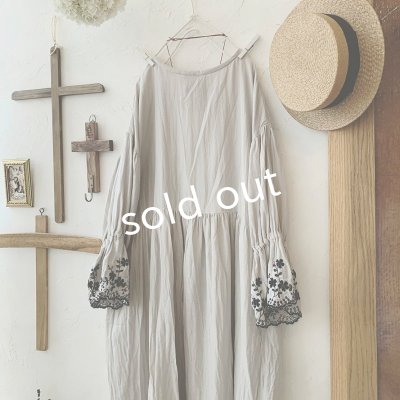 画像6: mifumi/Wトロンのワンピース・グレーに黒花