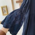 画像3: mifumi／Wトロンのワンピース・ネイビーベル刺繍