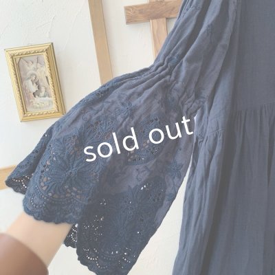 画像3: mifumi／Wトロンのワンピース・ネイビーベル刺繍