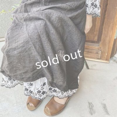 画像10: mifumi/タックとアトリエ刺繍のエプロン・黒