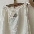 画像2: mifumi／タックとアトリエ刺繍のエプロン・オフ (2)