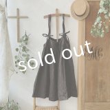 mifumi／ふたつりぼんのエプロンワンピース・こげ茶
