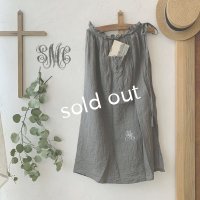 mifumi／タックとアトリエ刺繍のエプロン・濃灰