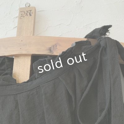 画像3: mifumi/タックとアトリエ刺繍のエプロン・黒