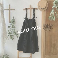 mifumi／ふたつりぼんのエプロンワンピース・黒
