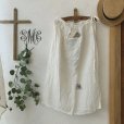 画像1: mifumi／タックとアトリエ刺繍のエプロン・オフ (1)