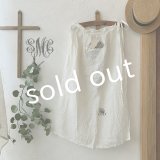 mifumi／タックとアトリエ刺繍のエプロン・オフ