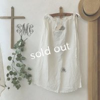 mifumi／タックとアトリエ刺繍のエプロン・オフ