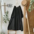 画像1: mifumi／アトリエ刺繍 森のオーバーワンピース・黒 (1)