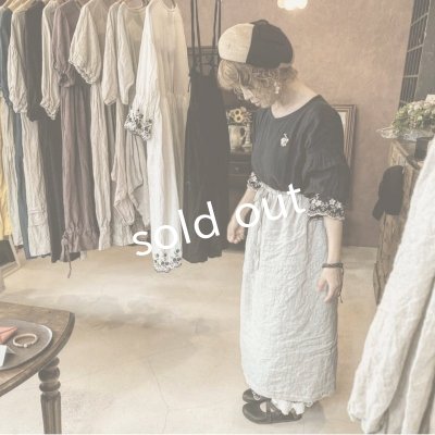 画像8: mifumi/タックとアトリエ刺繍のエプロン・黒