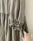 画像4: mifumi／アトリエ刺繍 キャロルのドレス・カーキ×薄カーキ (4)