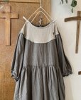 画像2: mifumi／アトリエ刺繍 キャロルのドレス・濃灰×エクリュ (2)
