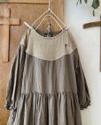 画像2: mifumi／アトリエ刺繍 キャロルのドレス・カーキ×薄カーキ (2)