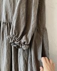 画像4: mifumi／アトリエ刺繍 キャロルのドレス・濃灰×エクリュ (4)