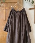 画像2: mifumi／アトリエ刺繍 森のオーバーワンピース・こげ茶 (2)